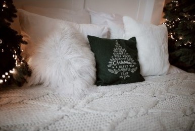 How to Create Christmas Bedroom Decorations